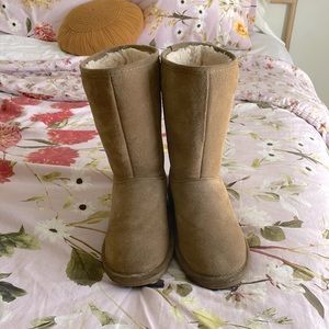 UGG bear paw boots tie back adorable perfect condition